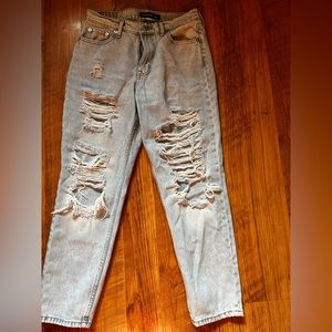 Aeropostale Mom Jeans. Size 4. Worn a couple times. No stains!